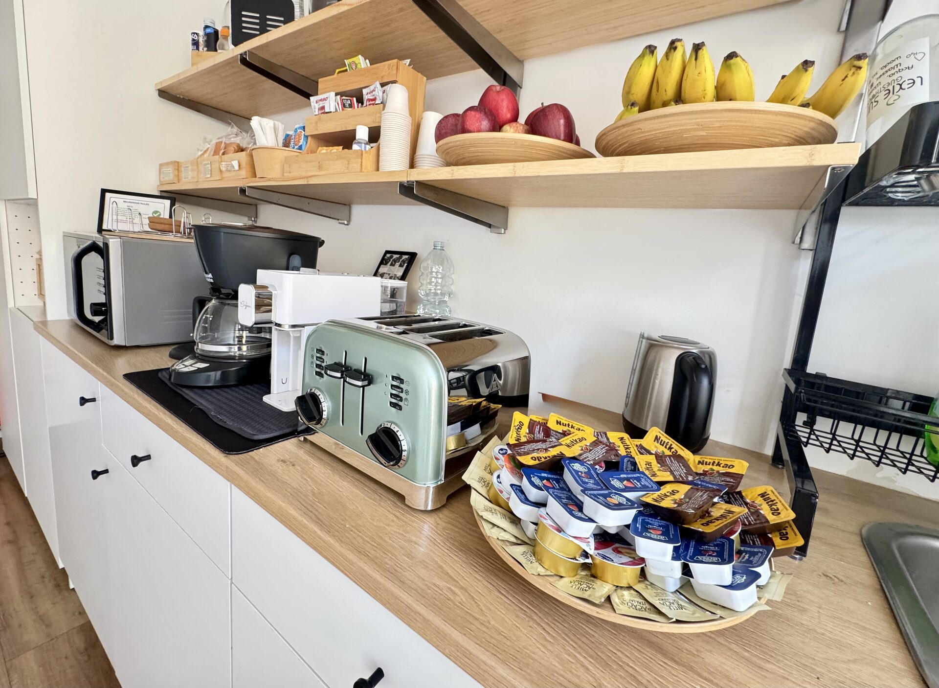 Area comune, angolo colazione con frutta e caffè